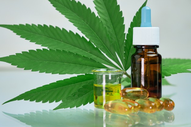 huile-chanvre-cannabis-cbd-dans-capsule-pilules-bouteille-posee-feuille-marijuana-verte-fraiche_177415-696.jpg